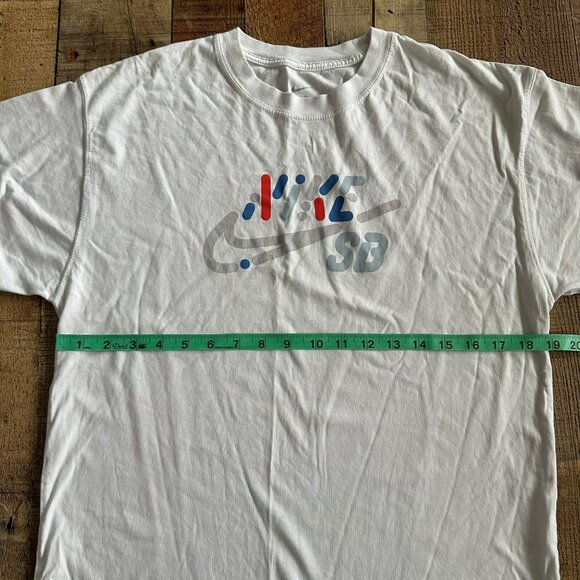 Nike SB Men's Size Small Short Sleeve Graphic T-Shirt Tee Crewneck in White - Picture 2 of 7